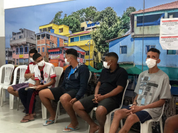 Oficina de currículo no Abrigo Emergencial