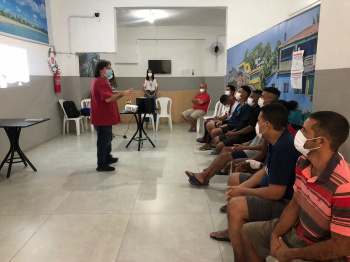 Oficina de currículo no Abrigo Emergencial