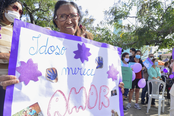 Ação educativa na praça em Jd da Penha contra a violência aos idosos
