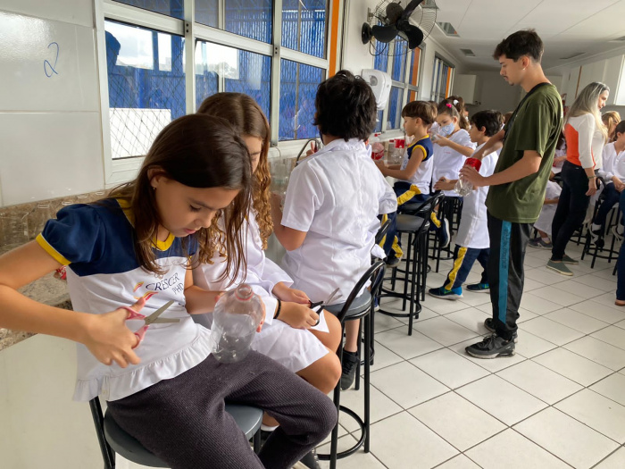Projeto Vitória Cidade Limpa promove oficina de reaproveitamento de garrafas pet