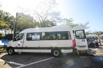 Carros do projeto porta a porta no estacionamento da PMV