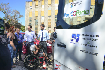 Carros do projeto porta a porta no estacionamento da PMV