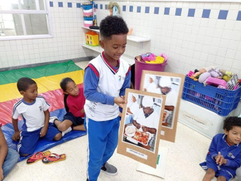 Crianças e Adultos das escolas municipais envolvidos com o projeto Mangueando na Educação