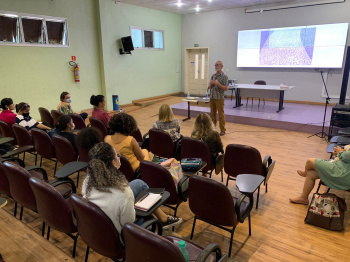 Formação com dinamizadores de arte no auditório da Seme
