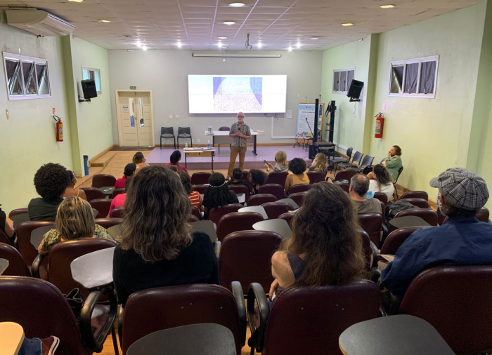 Formação com dinamizadores de arte no auditório da Seme