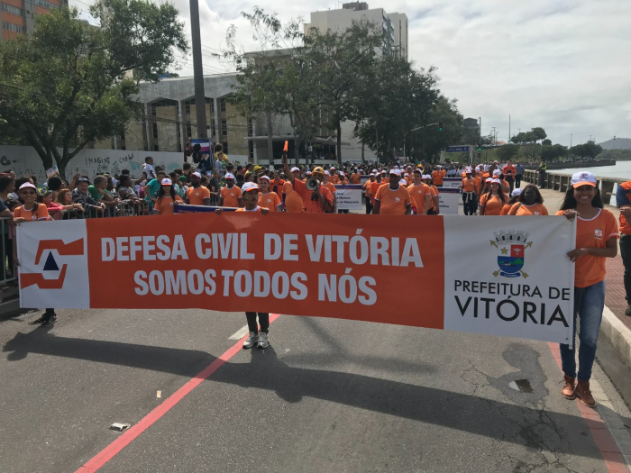Desfile de voluntários da Defesa Civil de Vitória