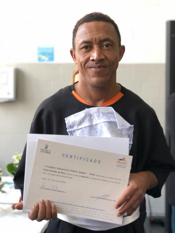 Pedro, garçom formado no Abrigo Emergencial, conquista vaga de emprego
