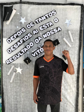 Pedro, garçom formado no Abrigo Emergencial, conquista vaga de emprego