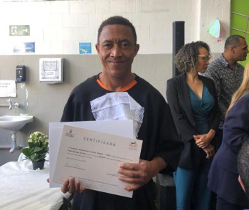 Pedro, garçom formado no Abrigo Emergencial, conquista vaga de emprego