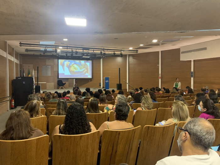 Formação com dinamizadores de arte no auditório da Seme