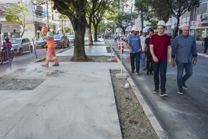 Prefeito visita obra de concretagem do canteiro central da Avenida Rio Branco