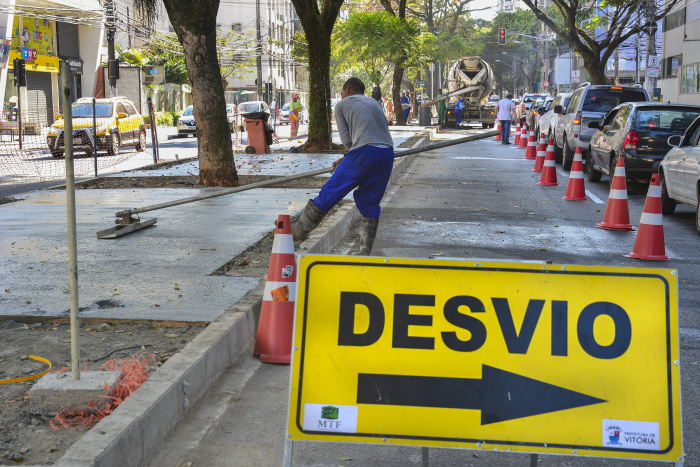 Prefeito visita obra de concretagem do canteiro central da Avenida Rio Branco