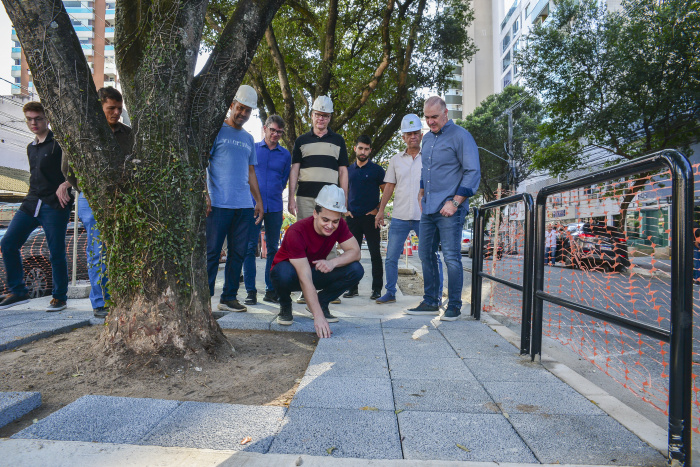 Prefeito visita obra de concretagem do canteiro central da Avenida Rio Branco