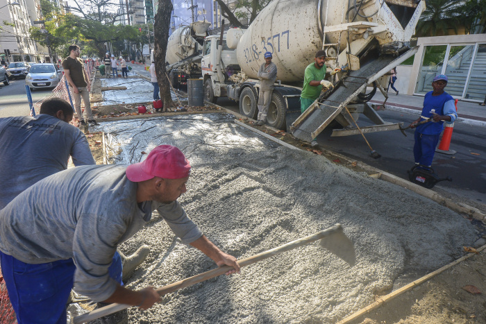 Prefeito visita obra de concretagem do canteiro central da Avenida Rio Branco