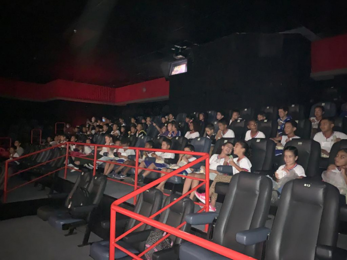 Dia do Estudante: escola leva turmas ao cinema para a alegria da criançada