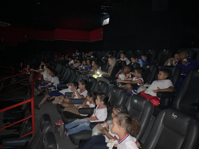 Dia do Estudante: escola leva turmas ao cinema para a alegria da criançada