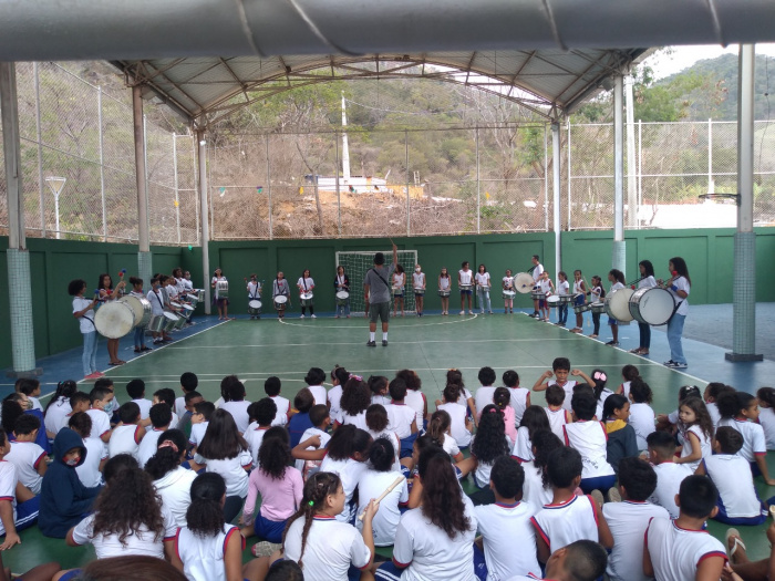 Conexão entre escolas de tempo integral por meio da música emociona estudantes