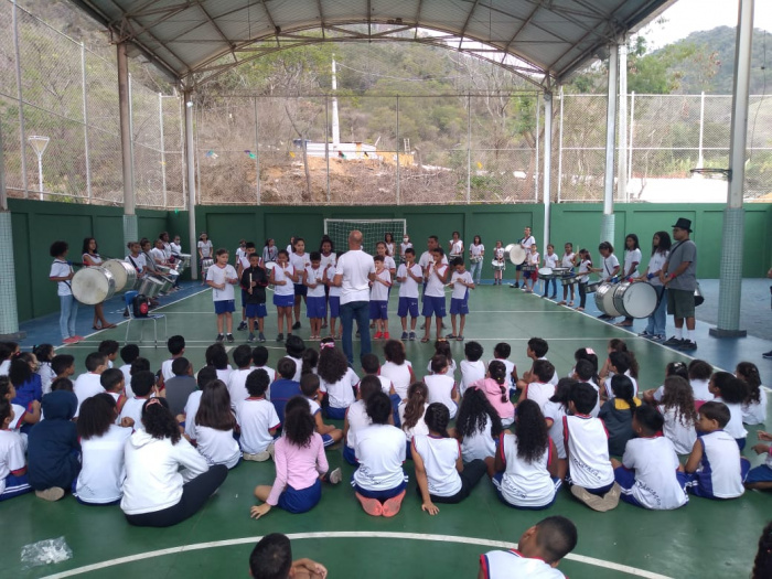 Conexão entre escolas de tempo integral por meio da música emociona estudantes