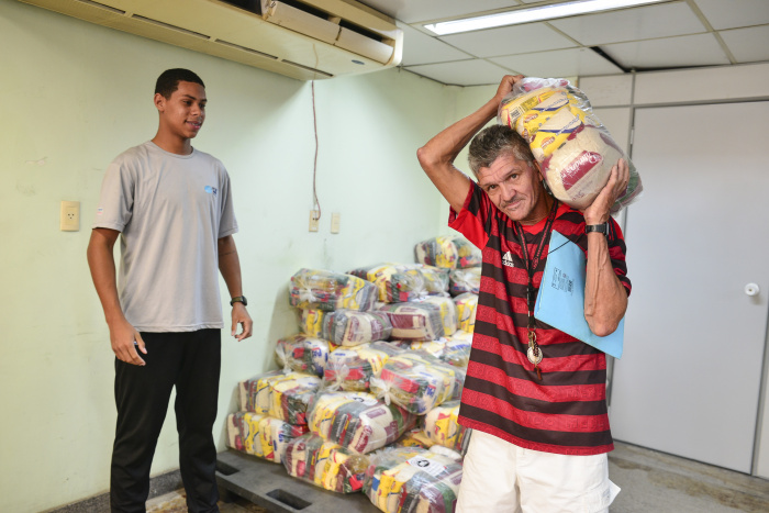 Entrega de Cestas Básicas na Casa do Cidadão