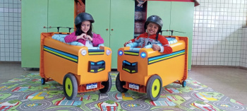 Crianças de Cmei constroem carrinhos de corrida reciclando material descartado