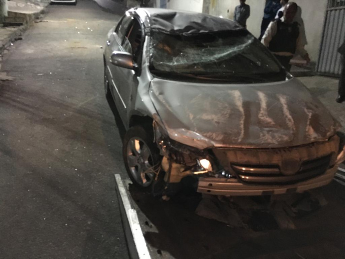 Carro capotado estava com restrição de furto e roubo.