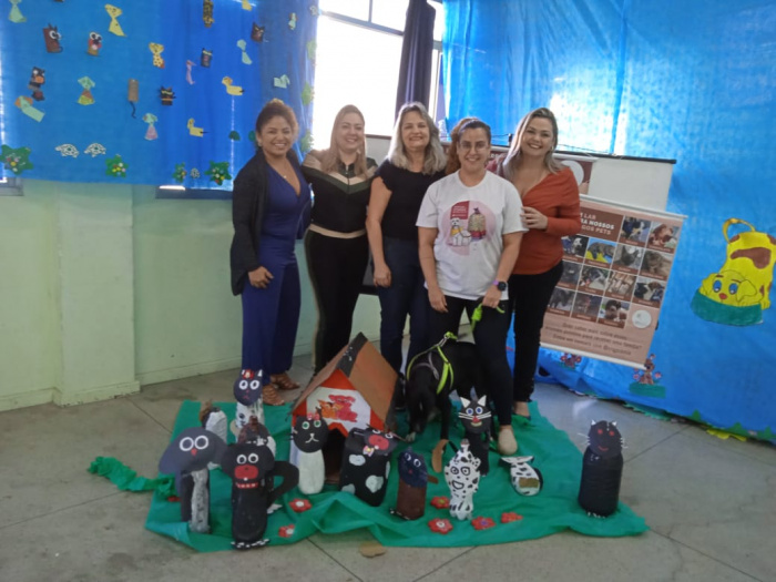 Educação nutricional: estudantes plantam hortaliças em projeto de escola
