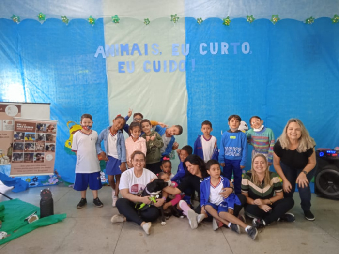 Educação nutricional: estudantes plantam hortaliças em projeto de escola