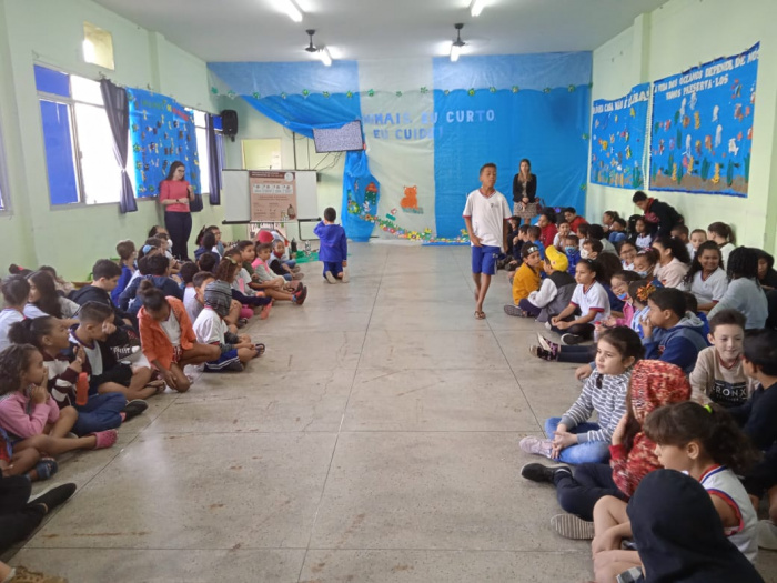 Educação nutricional: estudantes plantam hortaliças em projeto de escola