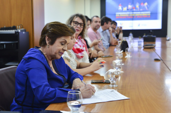Solenidade de assinatura para repasse de recursos para Amaes e Apae
