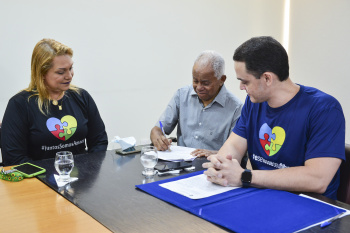 Solenidade de assinatura para repasse de recursos para Amaes e Apae