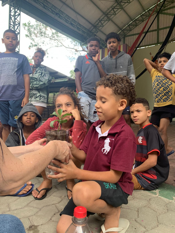 Crianças e adolescentes do Cajun participam de ação da educação ambiental
