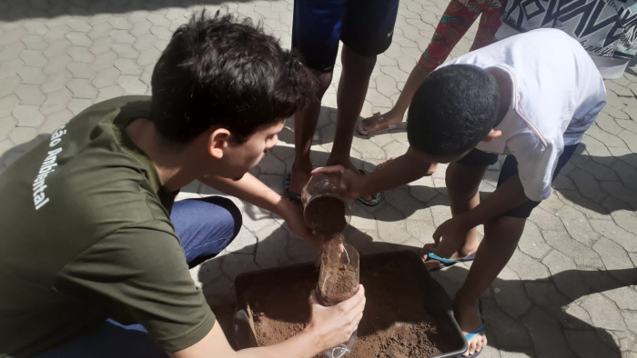 Crianças e adolescentes do Cajun participam de ação da educação ambiental
