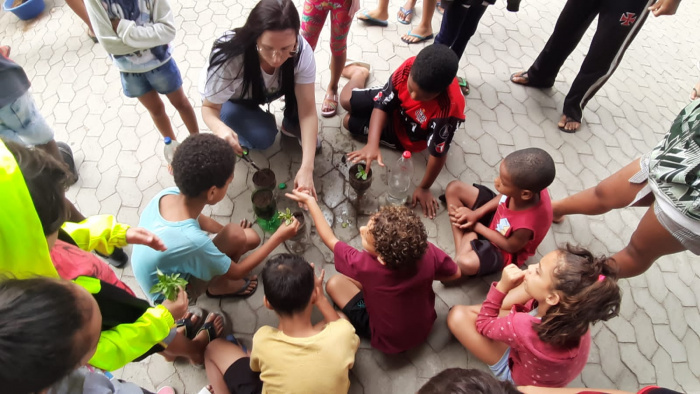Crianças e adolescentes do Cajun participam de ação da educação ambiental