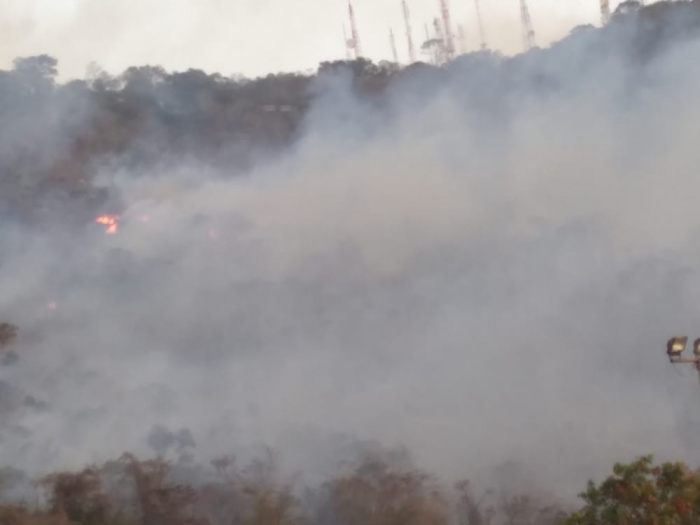 Incêndio na vegetação dos bairros Universitário, Inhanguetá e Parque da Fonte Grande