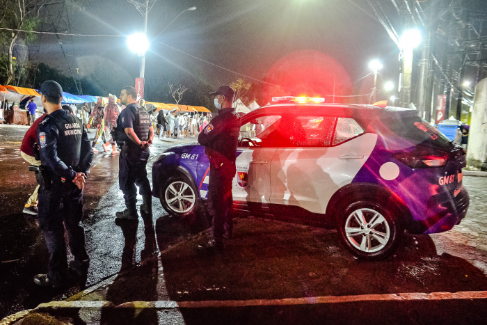 Agentes da Guarda Civil Municipal Comunitário ao lado da viatura.