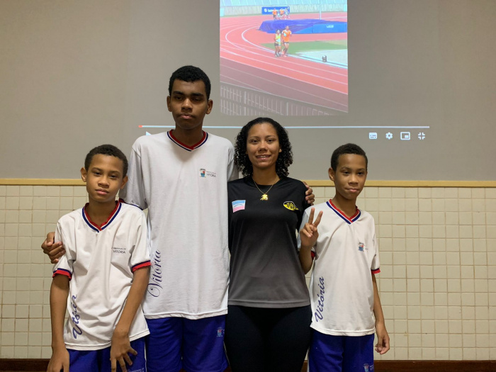Paratleta Adriele Helmer e os filhos