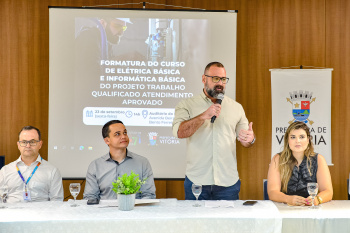 Formatura do curso de elétrica básica e informática básica do Projeto Trabalho Qualificado Atendimento Aprovado