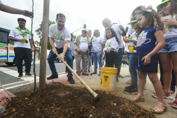 Plantio de mudas de árvores no programa de parceria Vix Flora e MedSênior na ILha do Príncipe