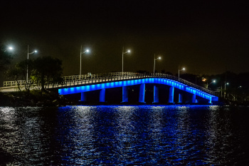 Ponte Desembargador Carlos Xavier Paes Barreto (Ponte da Ilha do Frade), iluminada na cor azul em comemoração ao Dia Marítimo Mundial 2022.