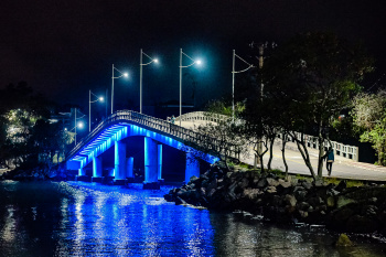Ponte Desembargador Carlos Xavier Paes Barreto (Ponte da Ilha do Frade), iluminada na cor azul em comemoração ao Dia Marítimo Mundial 2022.