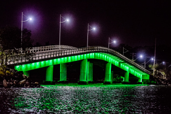 Ponte Desembargador Carlos Xavier Paes Barreto (Ponte da Ilha do Frade), iluminada na cor verde em alusão à Doação de Órgãos e Prevenção do Câncer do Intestino.