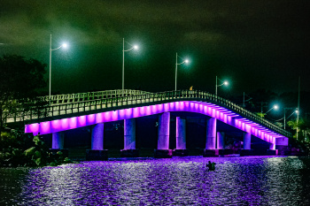Ponte Desembargador Carlos Xavier Paes Barreto (Ponte da Ilha do Frade), iluminada para o Outubro Rosa