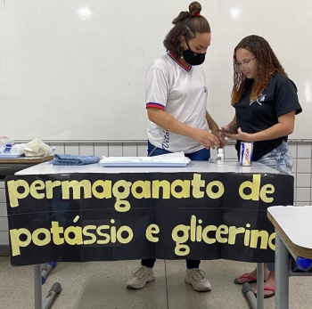 Show de Química na Emef Adão Benezath