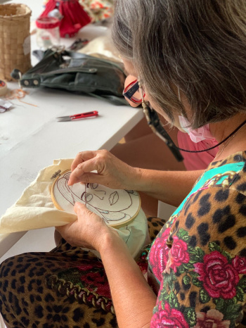 Artesã produz peça para a exposição "O Tempo: aqui e agora