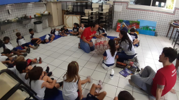 Estudantes transformam Garrafas pets em Puff