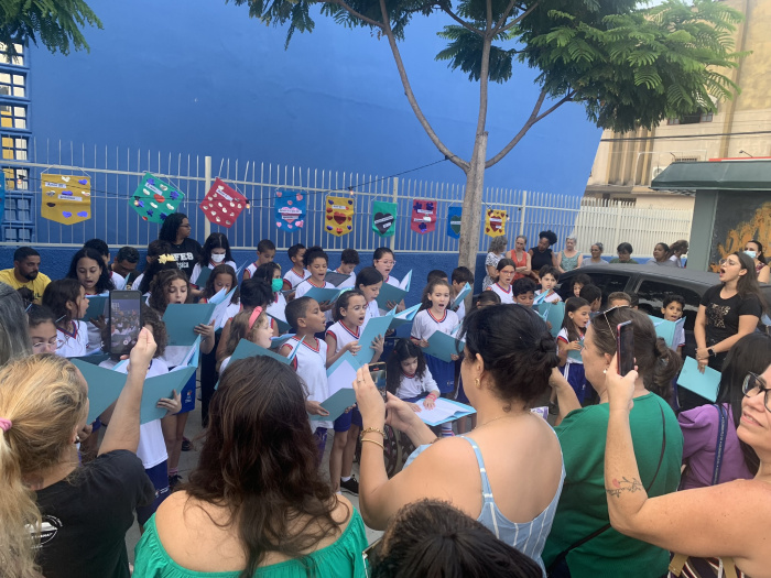 Estudantes de Jardim Camburi fazem homanagem ao poeta Carlos Drummond de Andrade