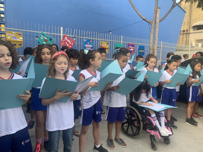 Estudantes de Jardim Camburi fazem homanagem ao poeta Carlos Drummond de Andrade