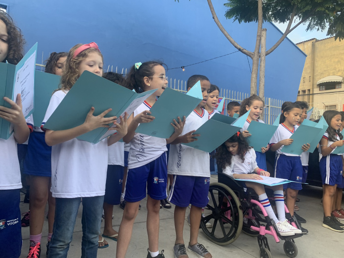 Estudantes de Jardim Camburi fazem homanagem ao poeta Carlos Drummond de Andrade