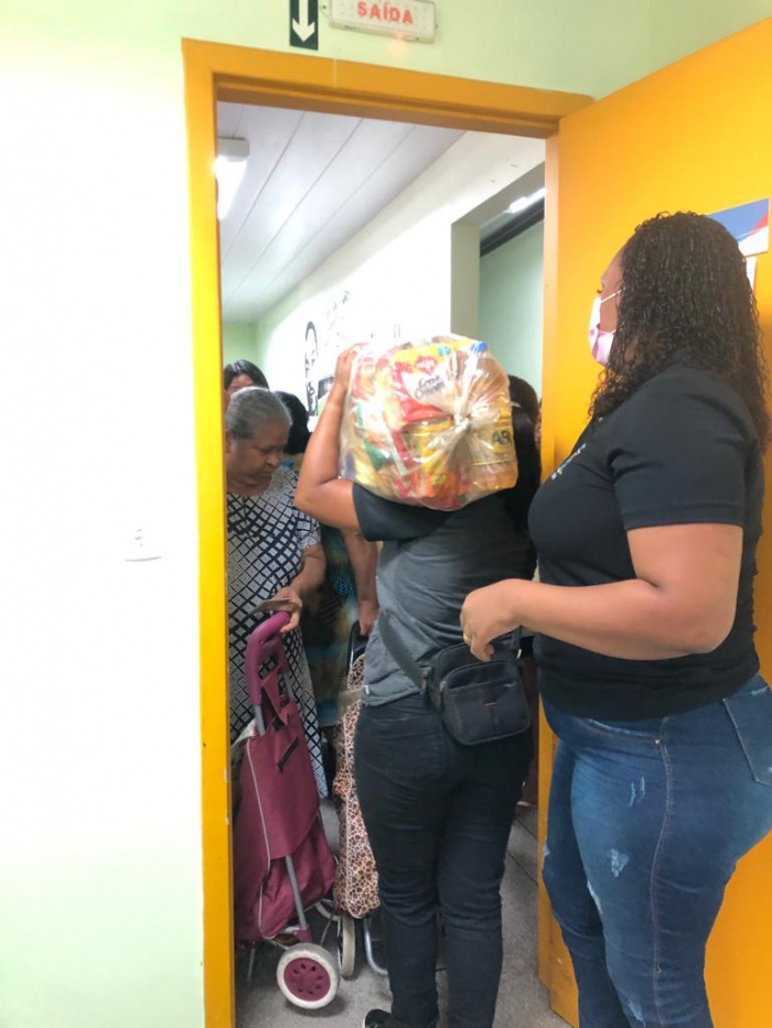 Entrega de cesta básicas na UIP