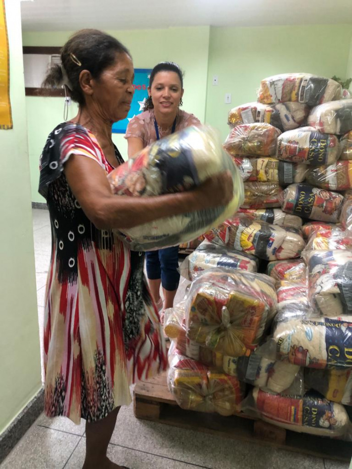 Entrega de cesta básicas na UIP